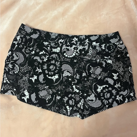 Express Patterned Shorts - Picture 2 of 3